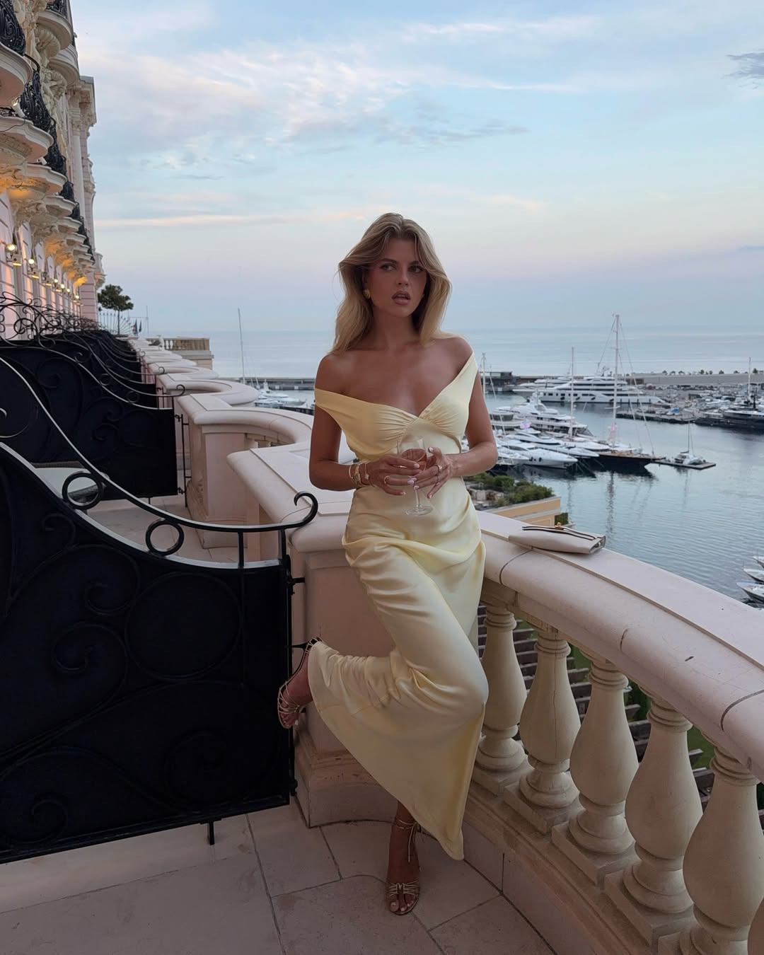 Alicia | Robe Longue en Satin à Épaules Dénudées pour Invitée de Mariage