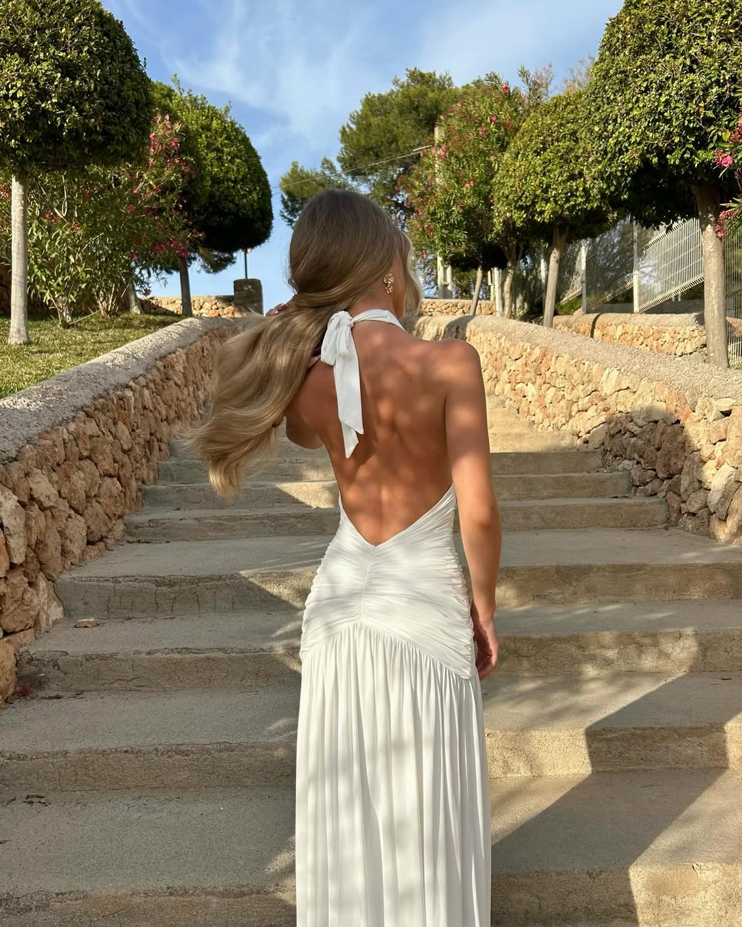 Callista | Robe D'Été Longue Plissée à dos Nu et Col en V Sans Manches