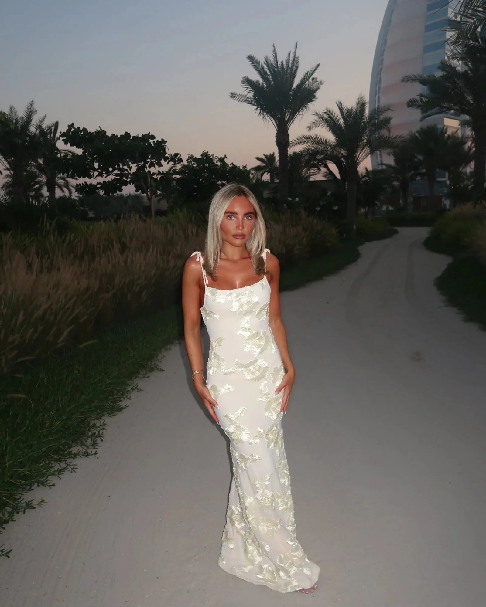 Fiona | Robe Maxi Moulante Fleurie Sans Manches pour L'Été