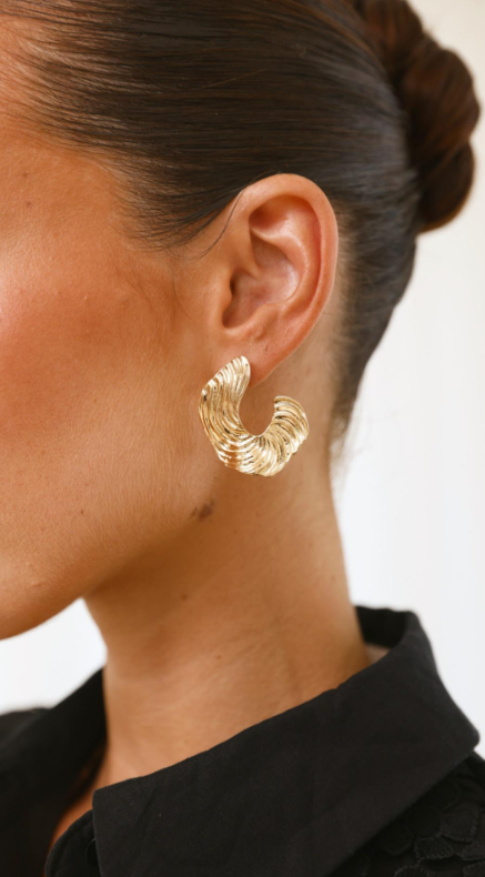 Harper | Boucles D'Oreilles Dorées Avec Texture Ondulée pour Femmes