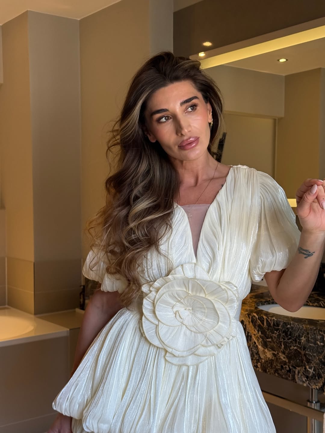Kensley | Robe de Cocktail Courte Plissée Avec Détail Floral