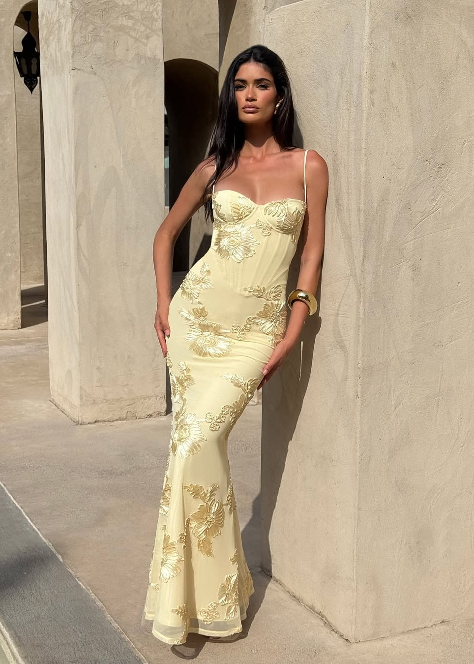 Kiara | Robe Longue Sans Manches Avec Broderie Florale pour Invitée de Mariage