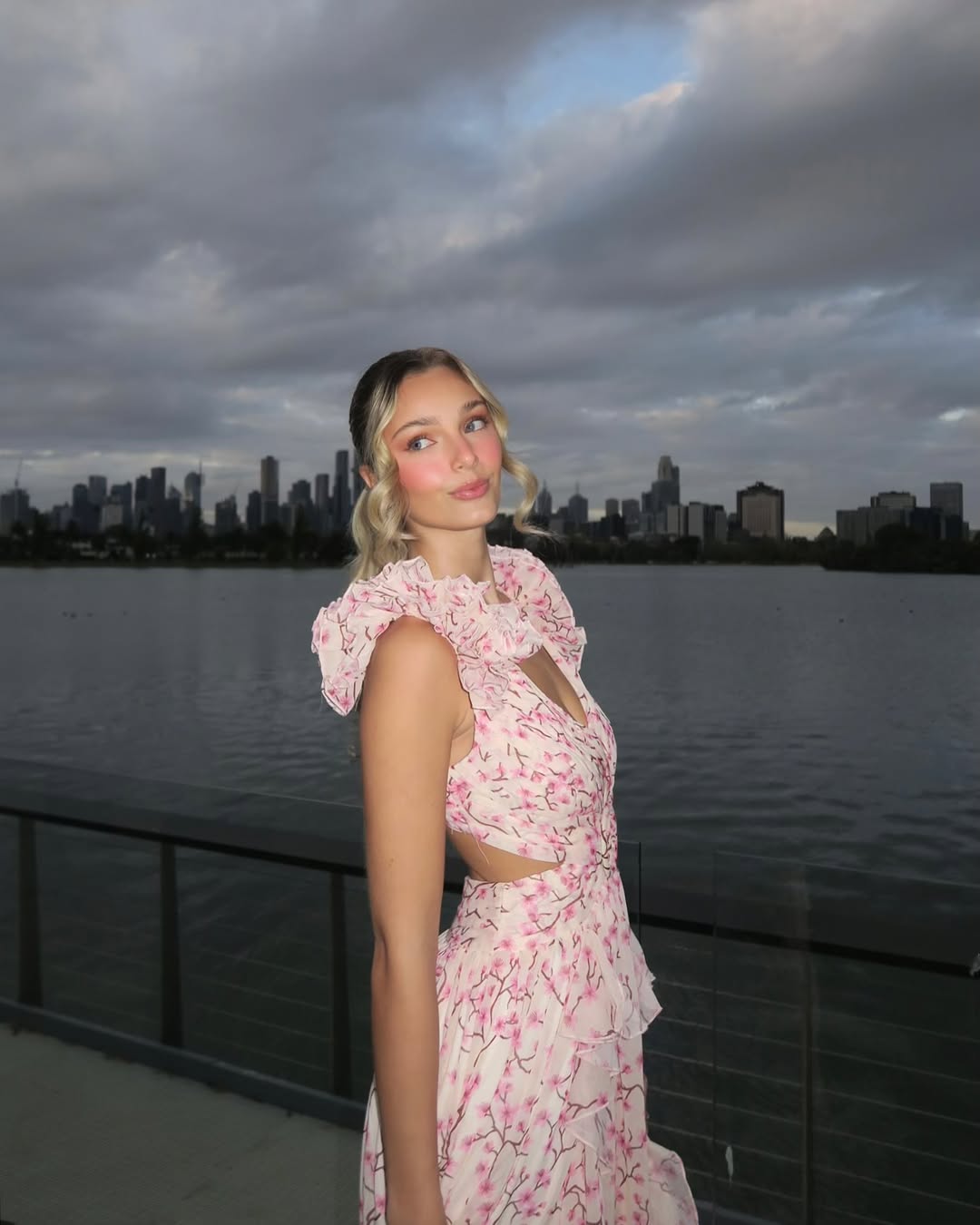 Maeve | Robe Longue Florale à Découpes Sans Manches pour Invitée de Mariage