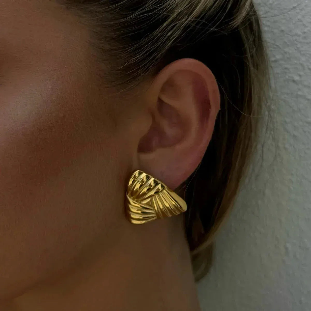 Maya | Boucles D'Oreilles Modernes Triangle Doré pour Femmes