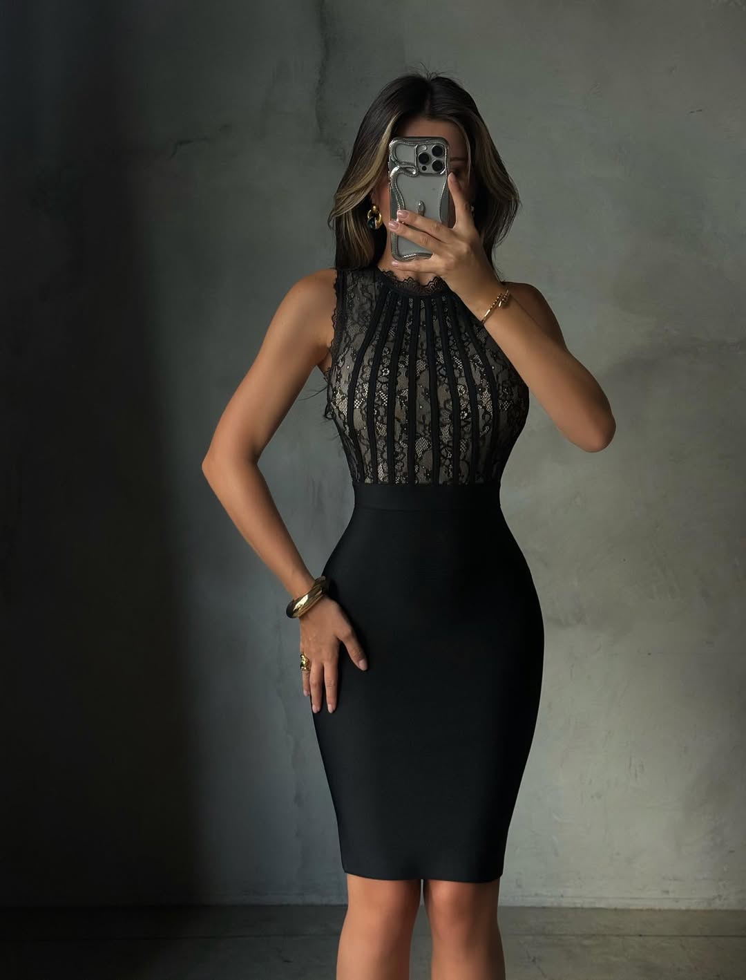 Roxanne | Robe Mini Moulante en Dentelle à Col Montant pour Femme