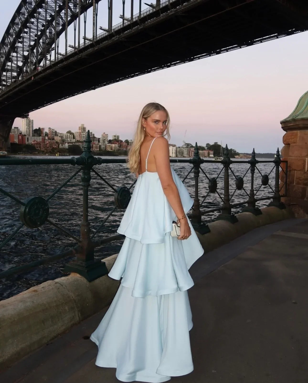 Stevie | Robe Longue en Satin à Bretelles Spaghetti et Volants Étagés