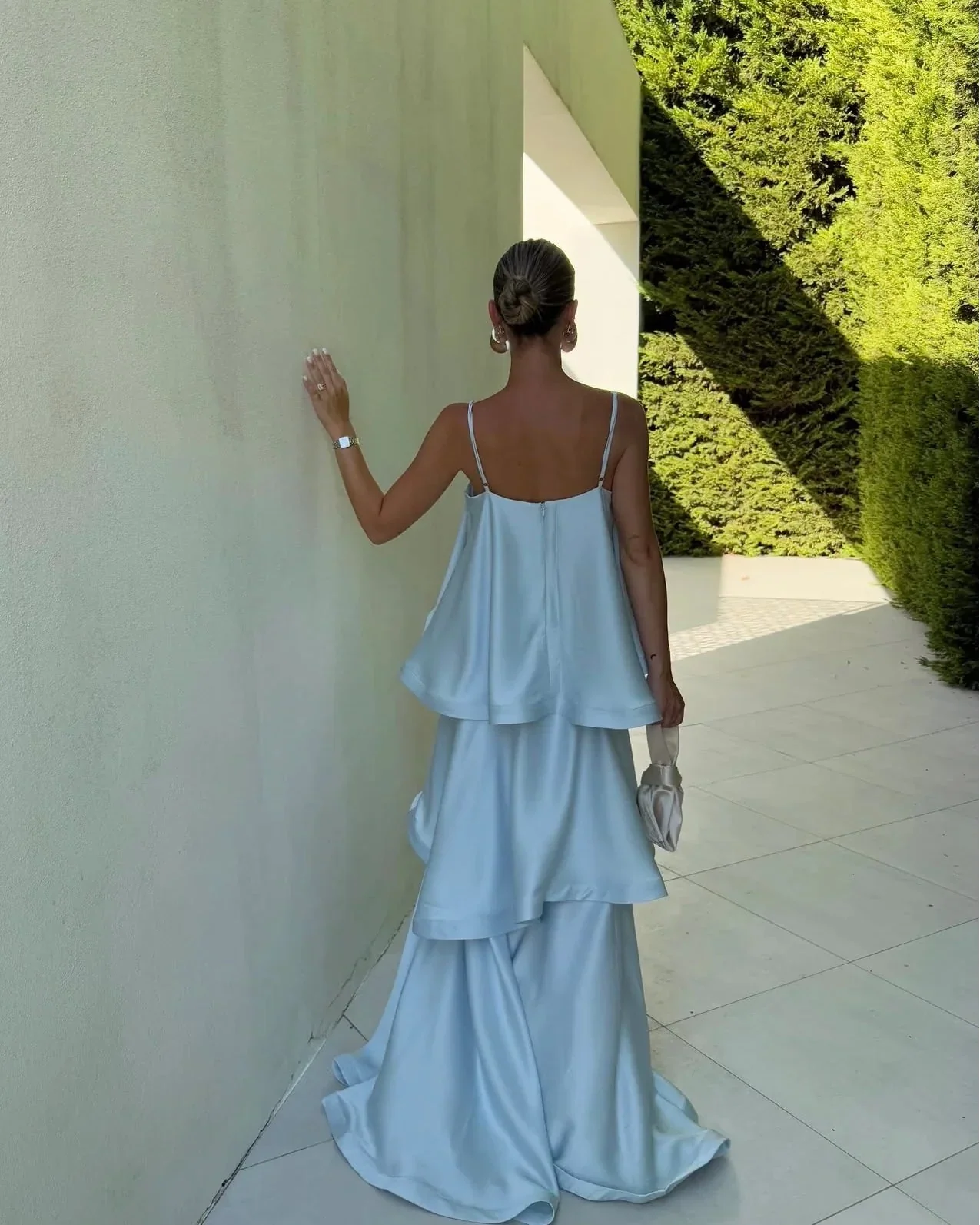 Stevie | Robe Longue en Satin à Bretelles Spaghetti et Volants Étagés