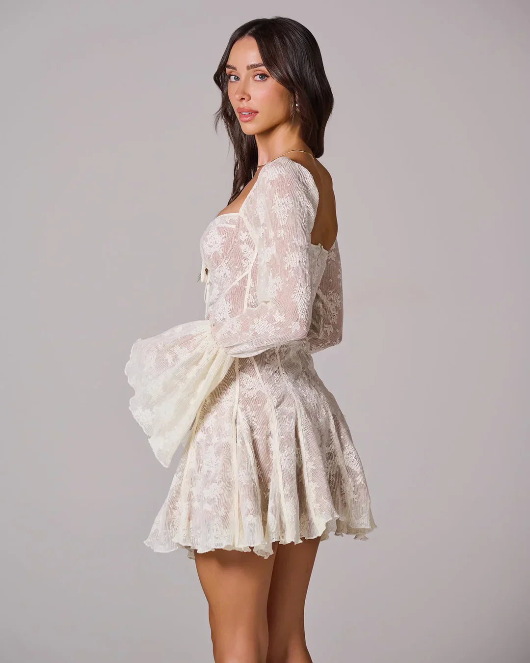 Teagan | Robe Courte Romantique en Dentelle à Manches Longues pour Femme