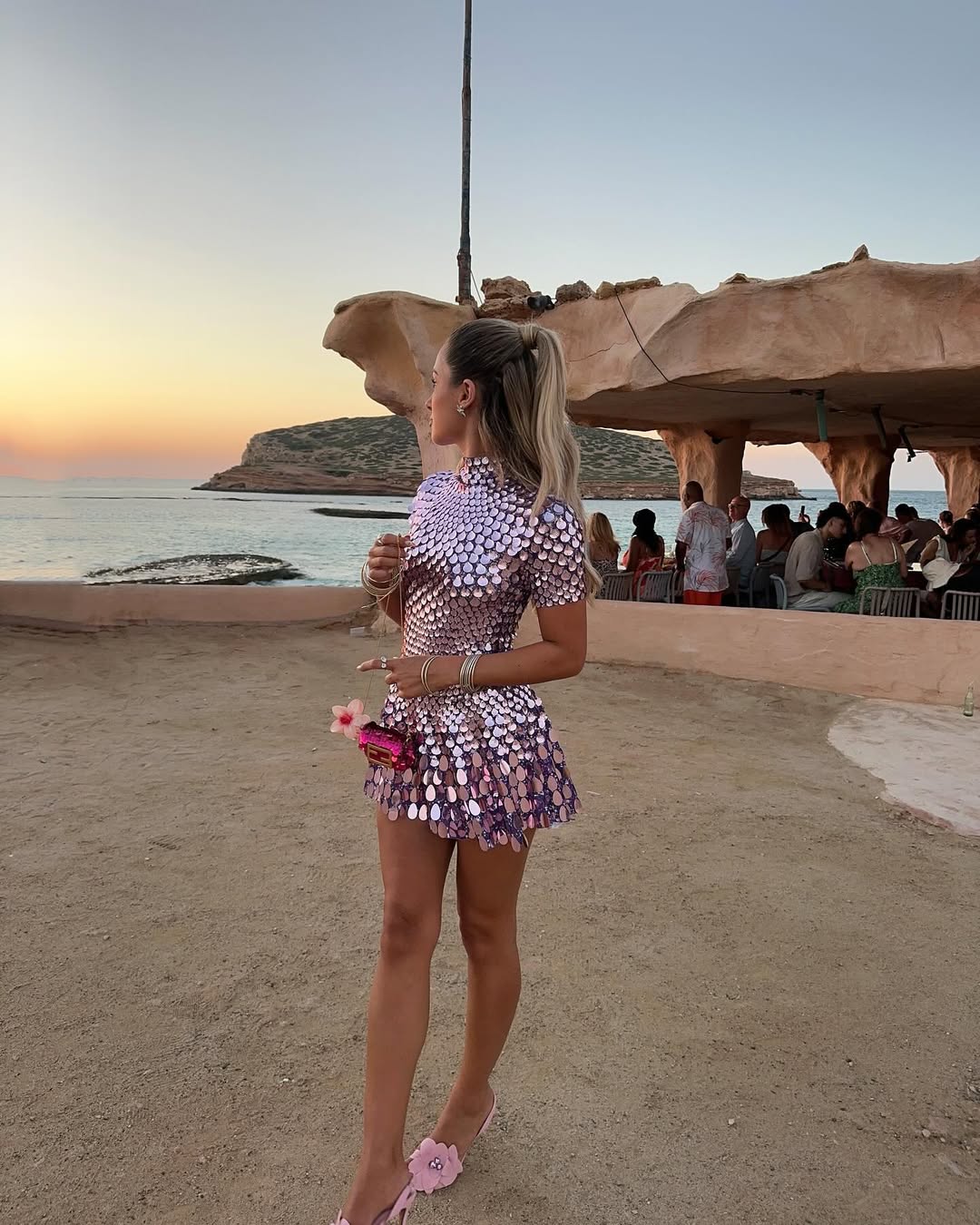 Violet | Robe Courte à Paillettes et Col Montant pour Femme