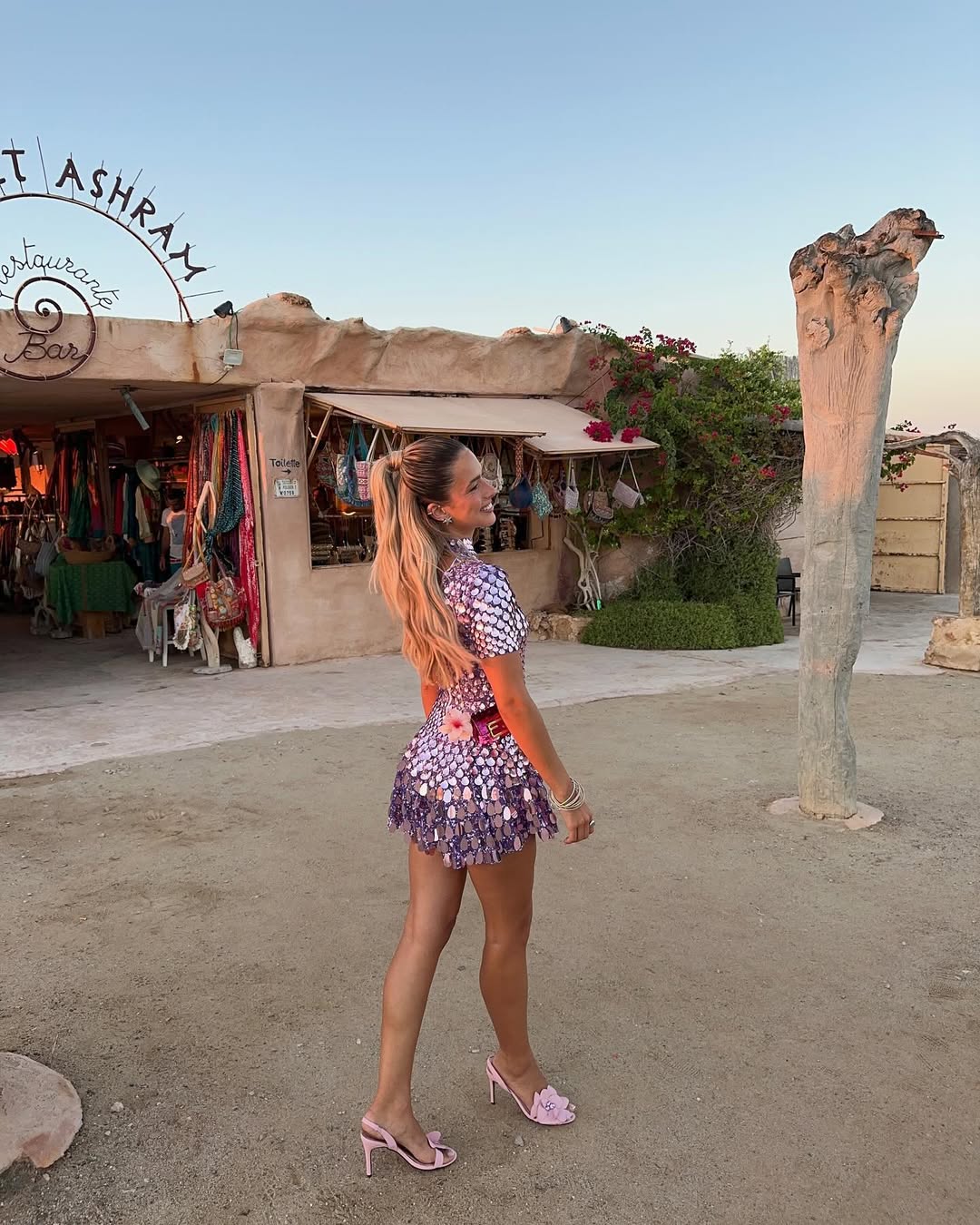 Violet | Robe Courte à Paillettes et Col Montant pour Femme