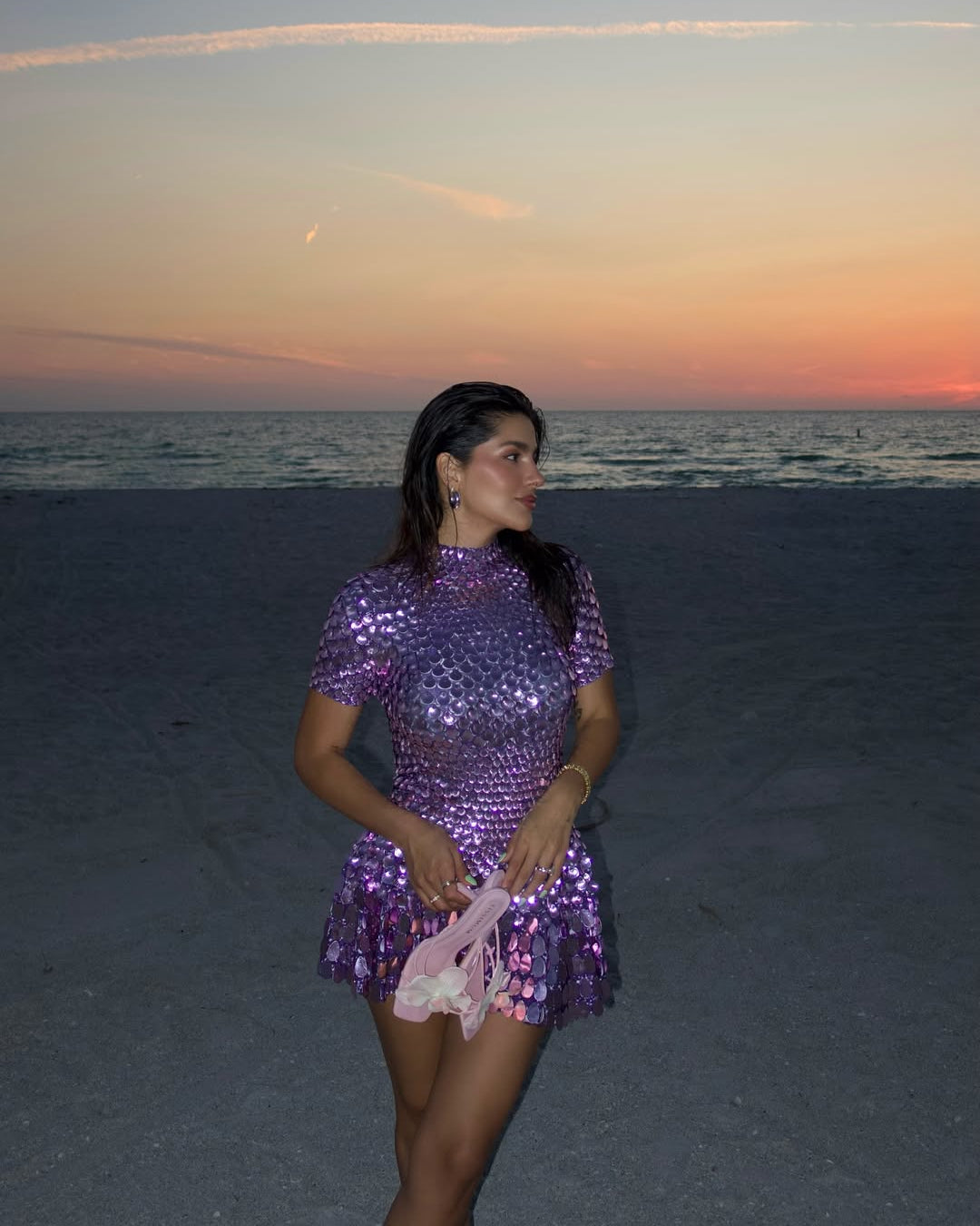 Violet | Robe Courte à Paillettes et Col Montant pour Femme