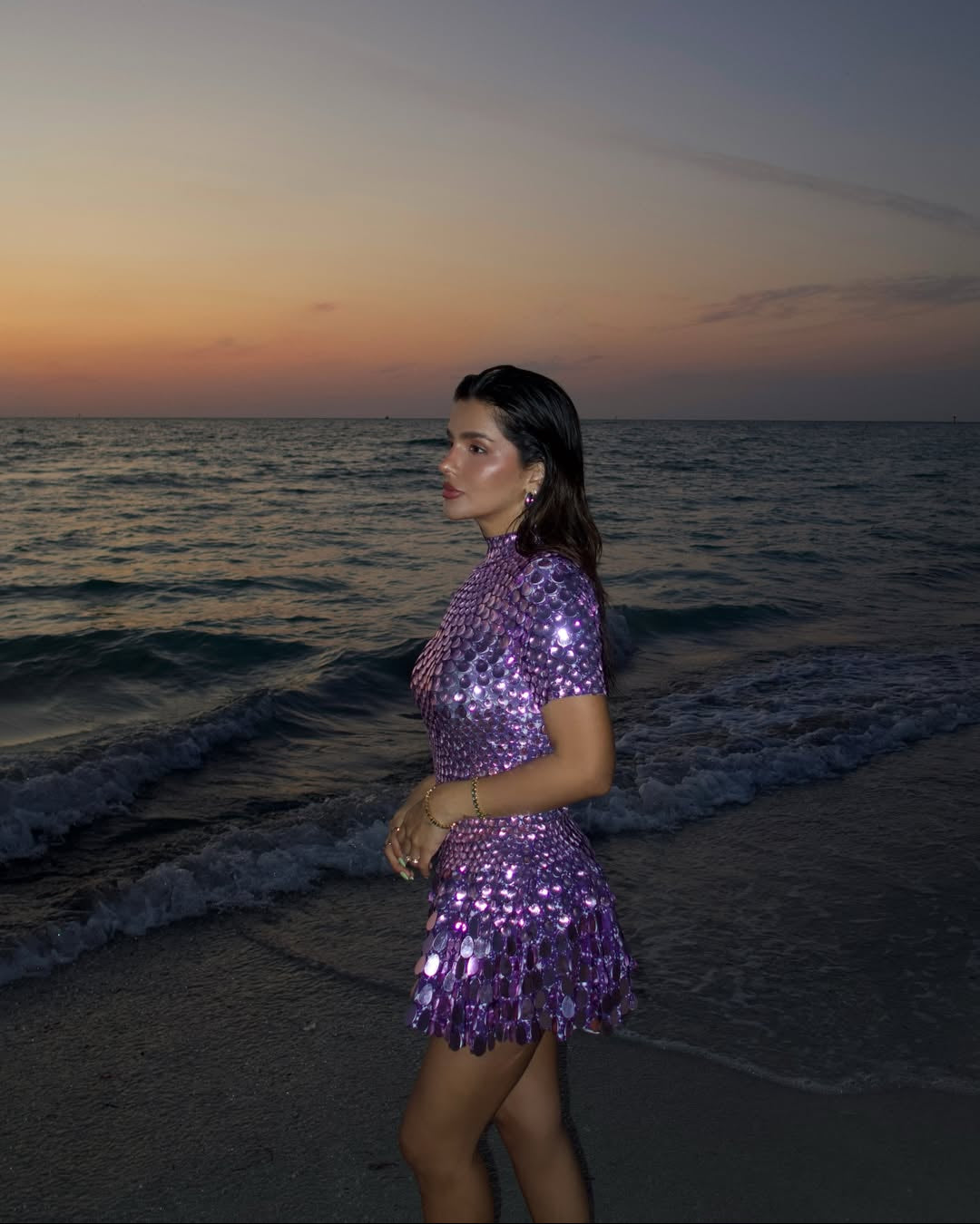 Violet | Robe Courte à Paillettes et Col Montant pour Femme