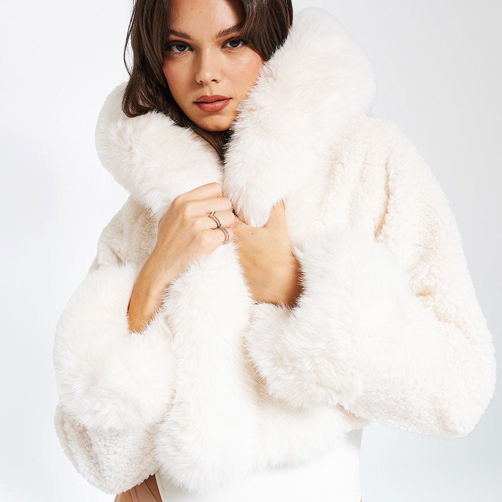 Cynthia | Manteau Court à Capuche en Fausse Fourrure pour Femme
