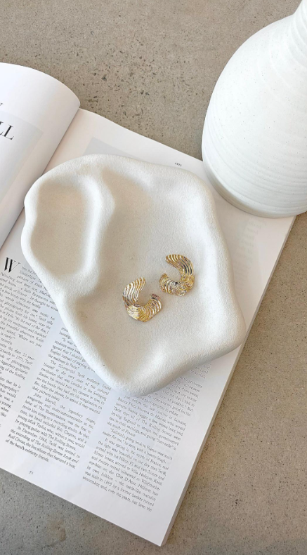 Harper | Boucles D'Oreilles Dorées Avec Texture Ondulée pour Femmes