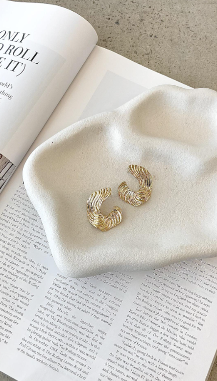 Harper | Boucles D'Oreilles Dorées Avec Texture Ondulée pour Femmes
