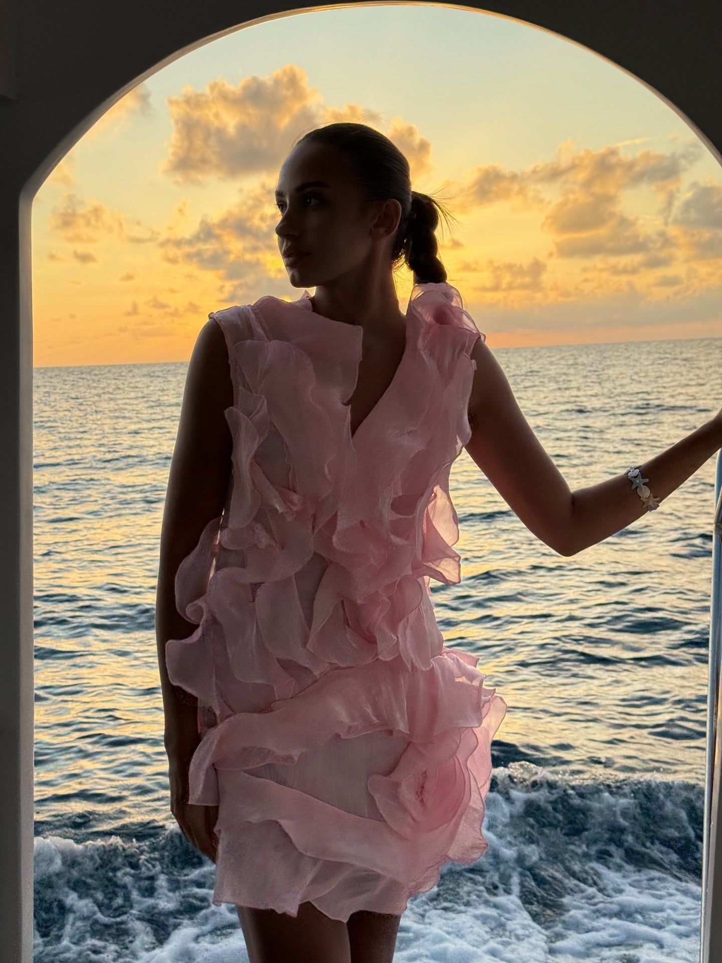 Jazlyn | Robe D'Été Courte à Col en V, Épaules Dénudées et Volants