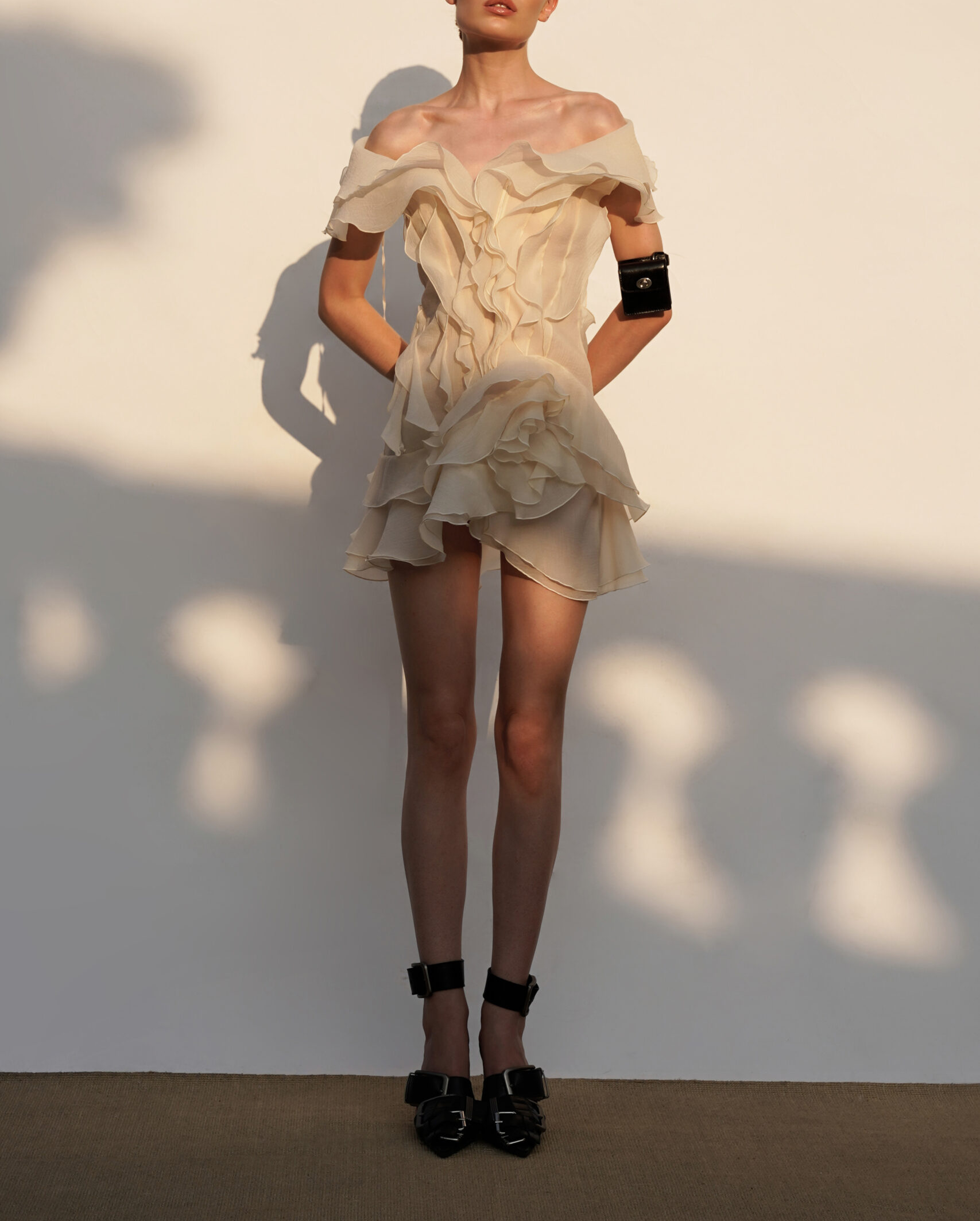 Jazlyn | Robe D'Été Courte à Col en V, Épaules Dénudées et Volants