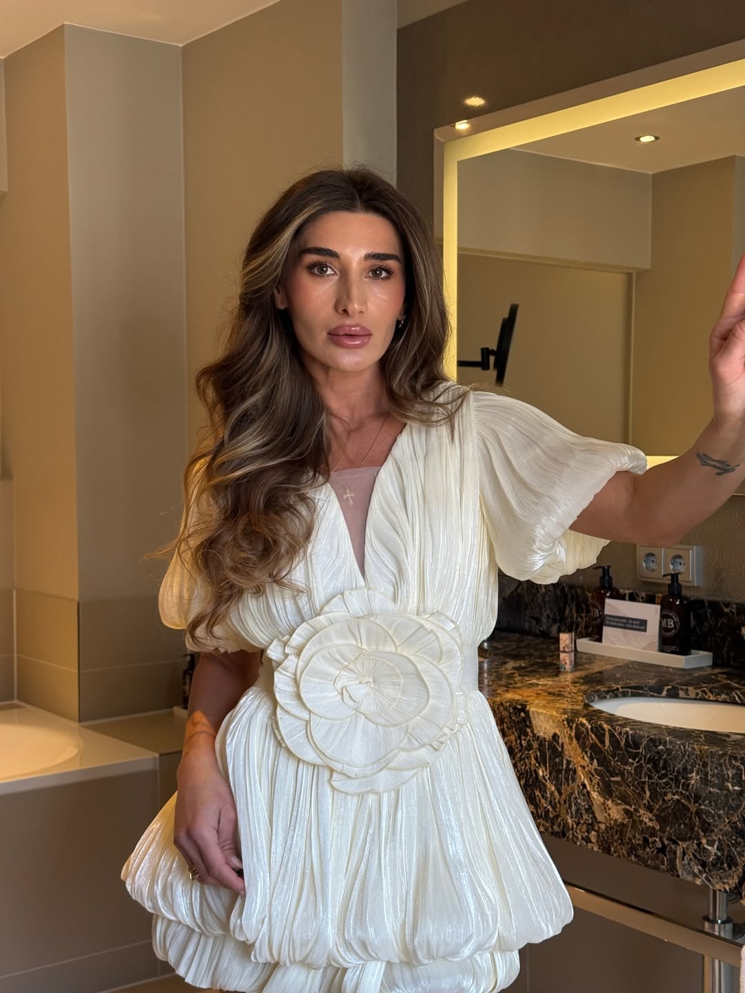 Kensley | Robe de Cocktail Courte Plissée Avec Détail Floral