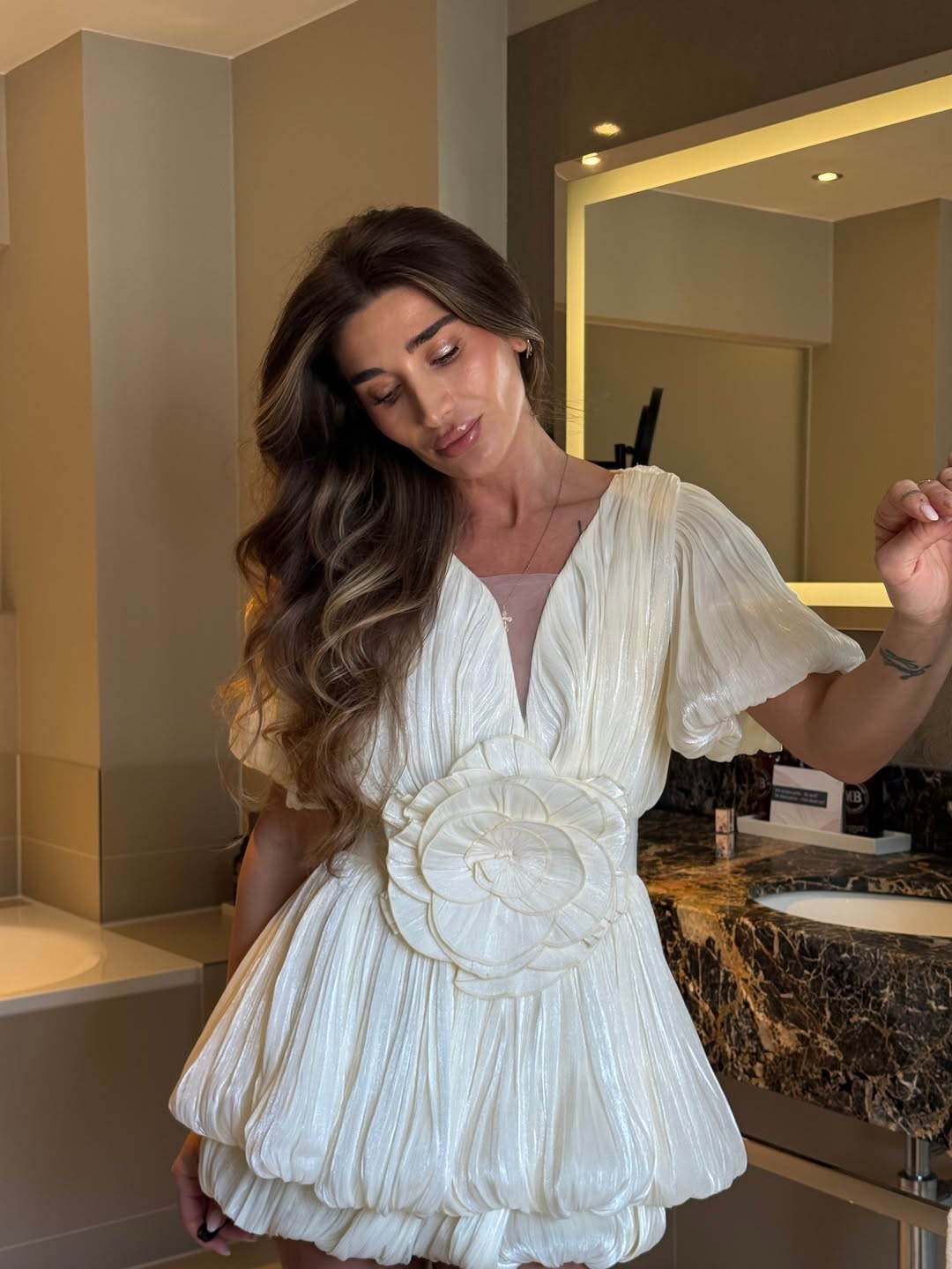 Kensley | Robe de Cocktail Courte Plissée Avec Détail Floral