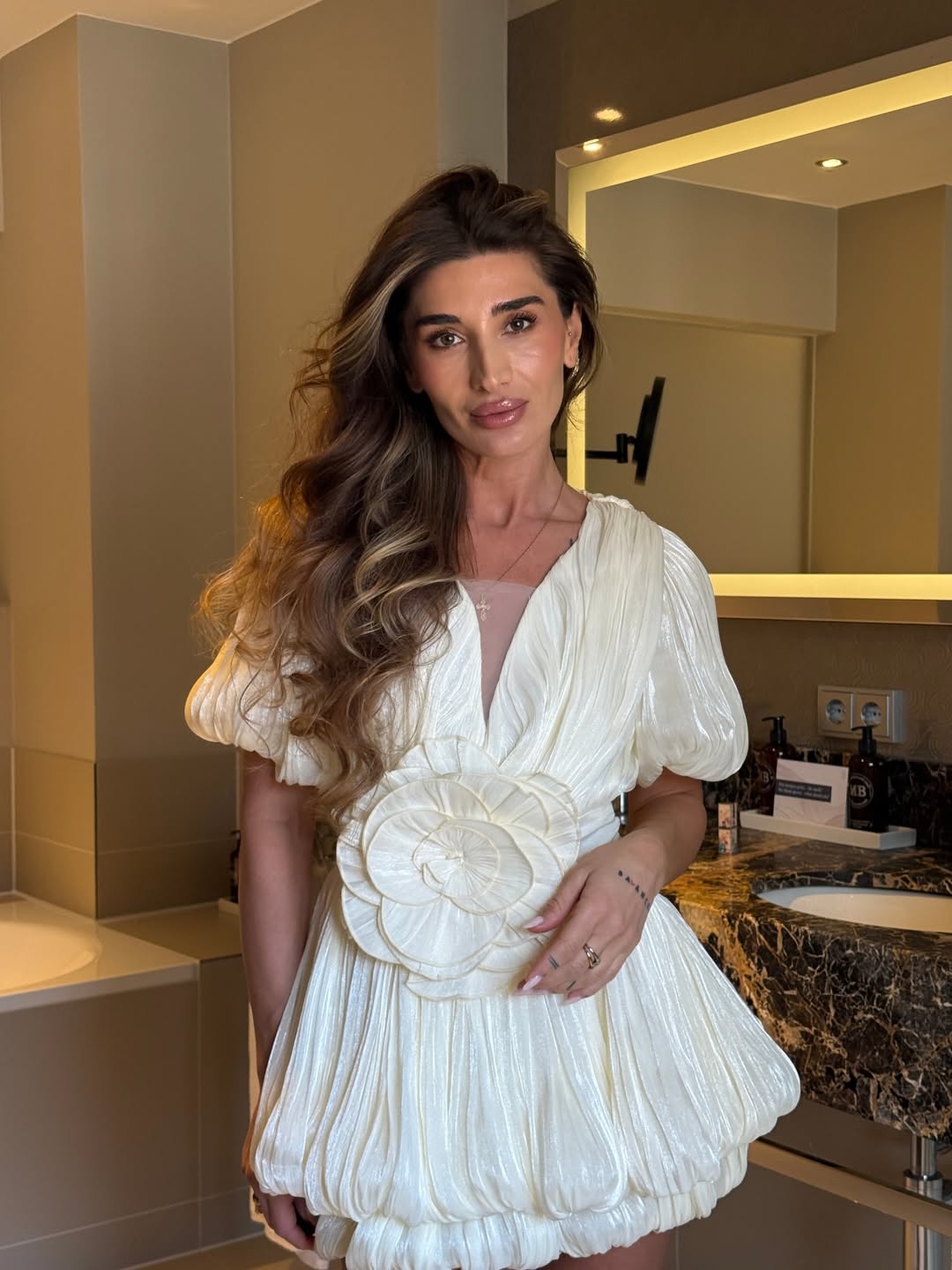 Kensley | Robe de Cocktail Courte Plissée Avec Détail Floral