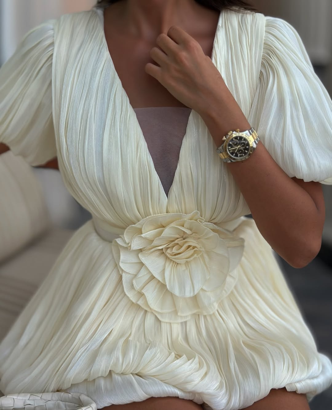 Kensley | Robe de Cocktail Courte Plissée Avec Détail Floral