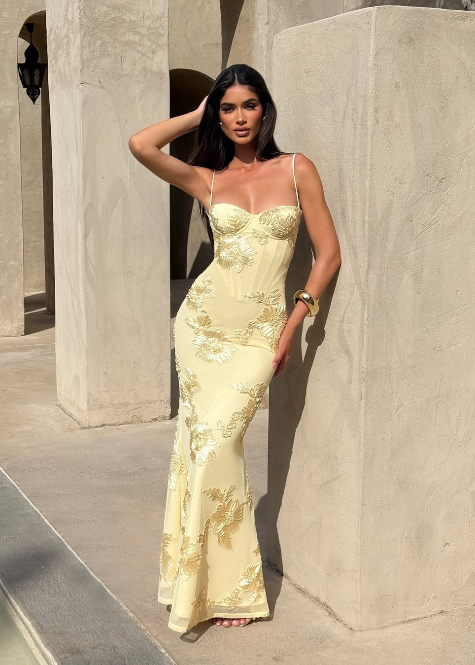 Kiara | Robe Longue Sans Manches Avec Broderie Florale pour Invitée de Mariage