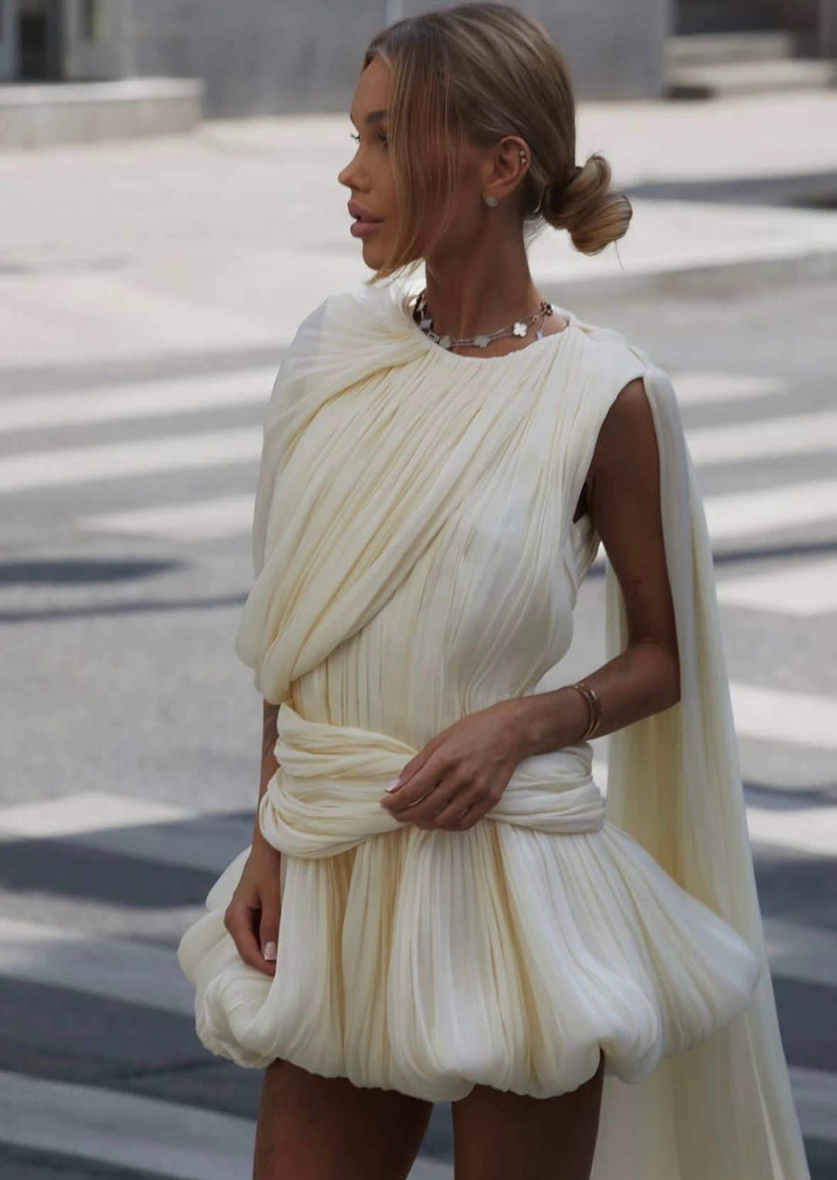 Liana | Robe D'Été Courte Élégante à Cape et Jupe Boule pour Femme
