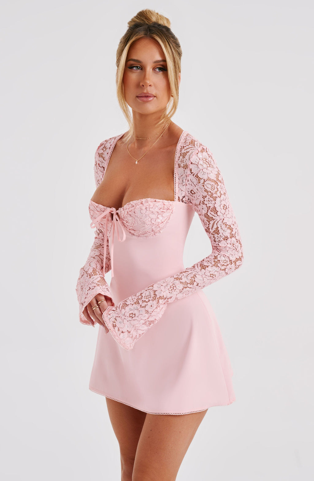 Noemi | Robe D'Été Courte pour Femme Avec Manches Longues en Dentelle