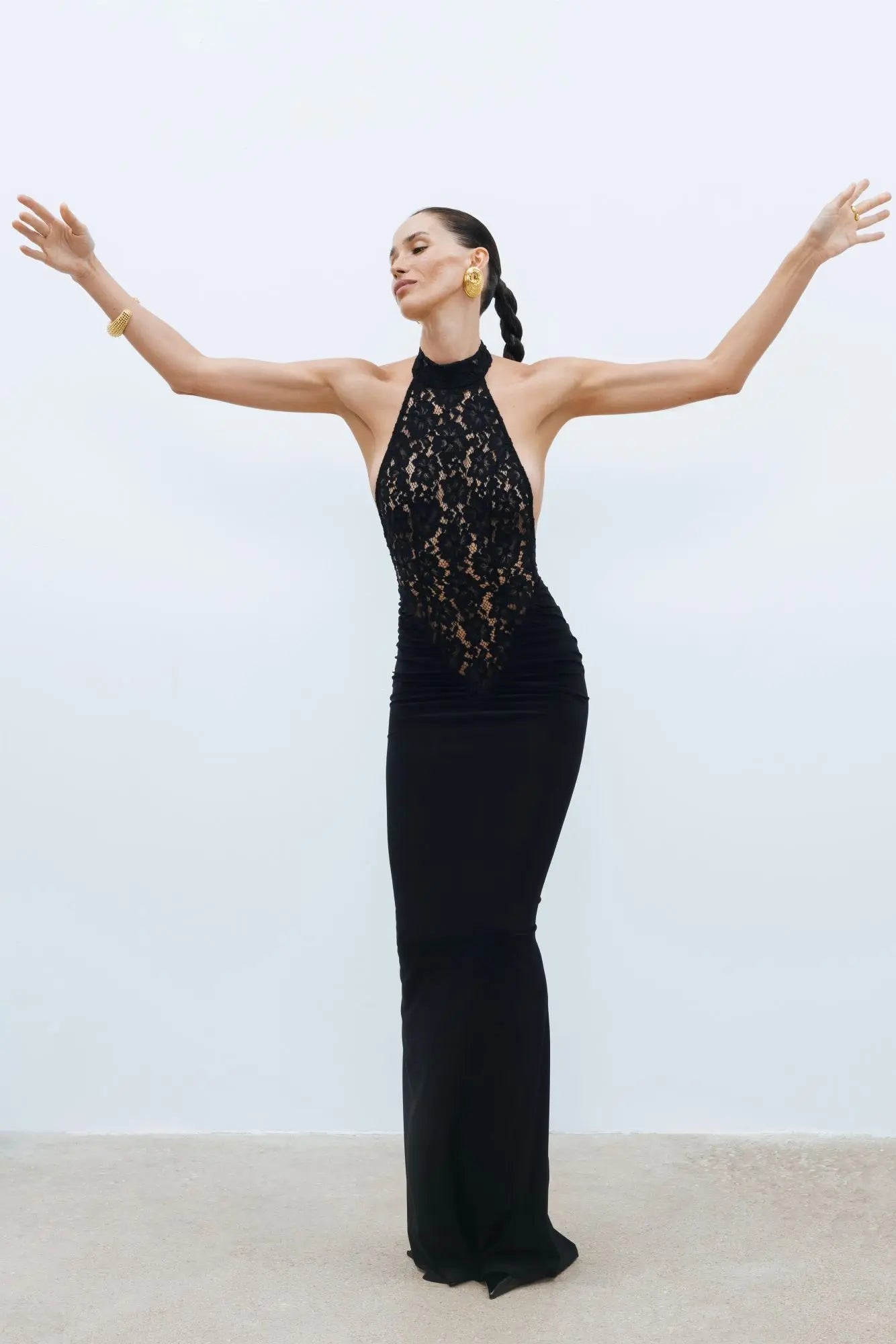 Rayna | Robe Maxi Moulante en Dentelle à Haut Col Sans Manches et dos Nu pour Femmes