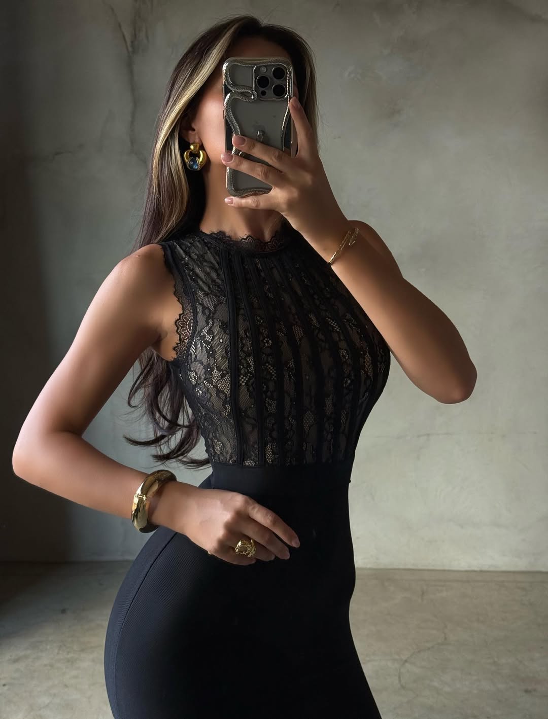 Roxanne | Mini-Robe Moulante en Dentelle à Col Montant pour Femme