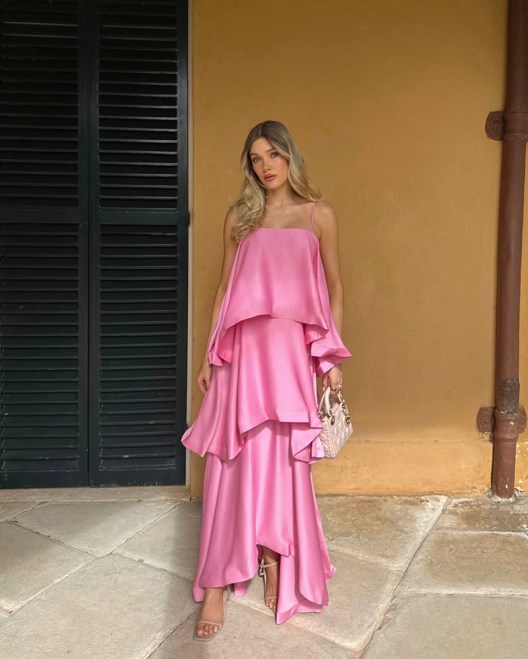 Stevie | Robe Longue D'Invitée de Mariage en Satin à Volants Étagés et Bretelles Spaghetti pour Femme