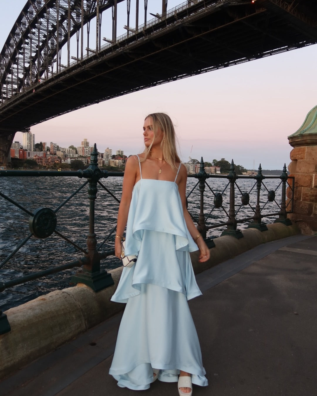 Stevie | Robe Longue en Satin à Bretelles Spaghetti et Volants Étagés