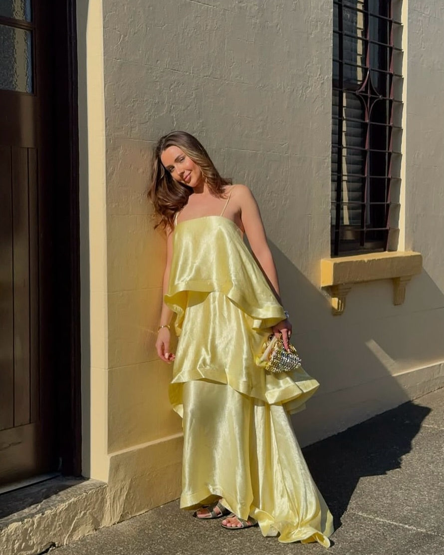 Stevie | Robe Longue en Satin à Bretelles Spaghetti et Volants Étagés
