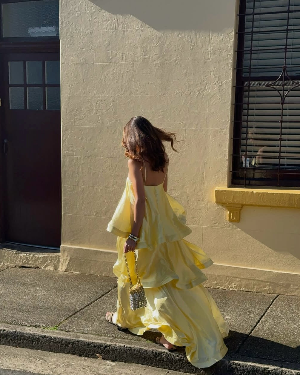 Stevie | Robe Longue en Satin à Bretelles Spaghetti et Volants Étagés