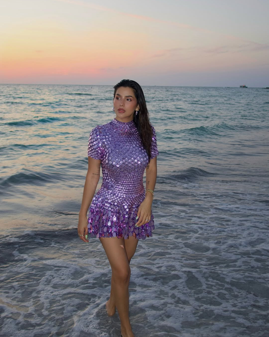 Violet | Robe Courte à Paillettes et Col Montant pour Femme