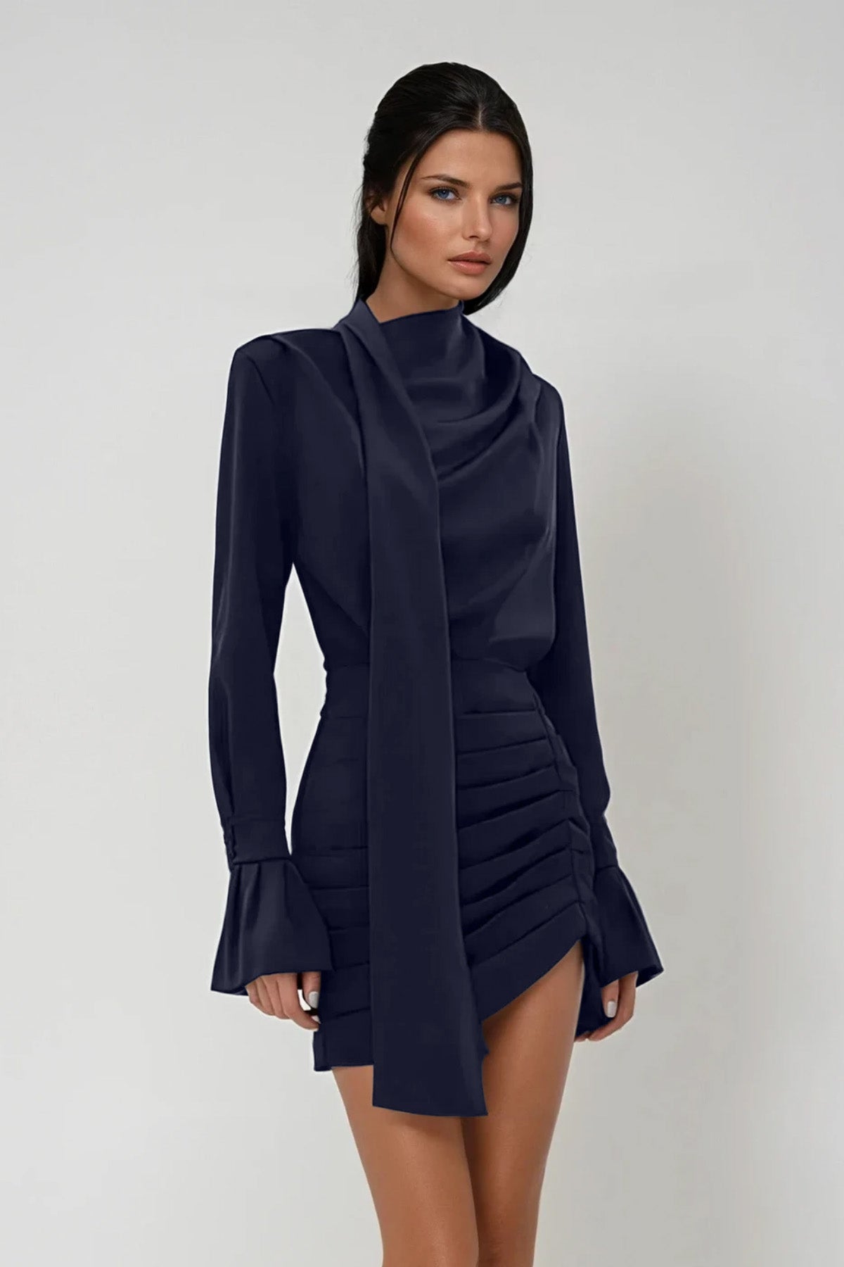 Winslow | Robe Courte en Satin Froncé Avec Col Écharpe pour Femme