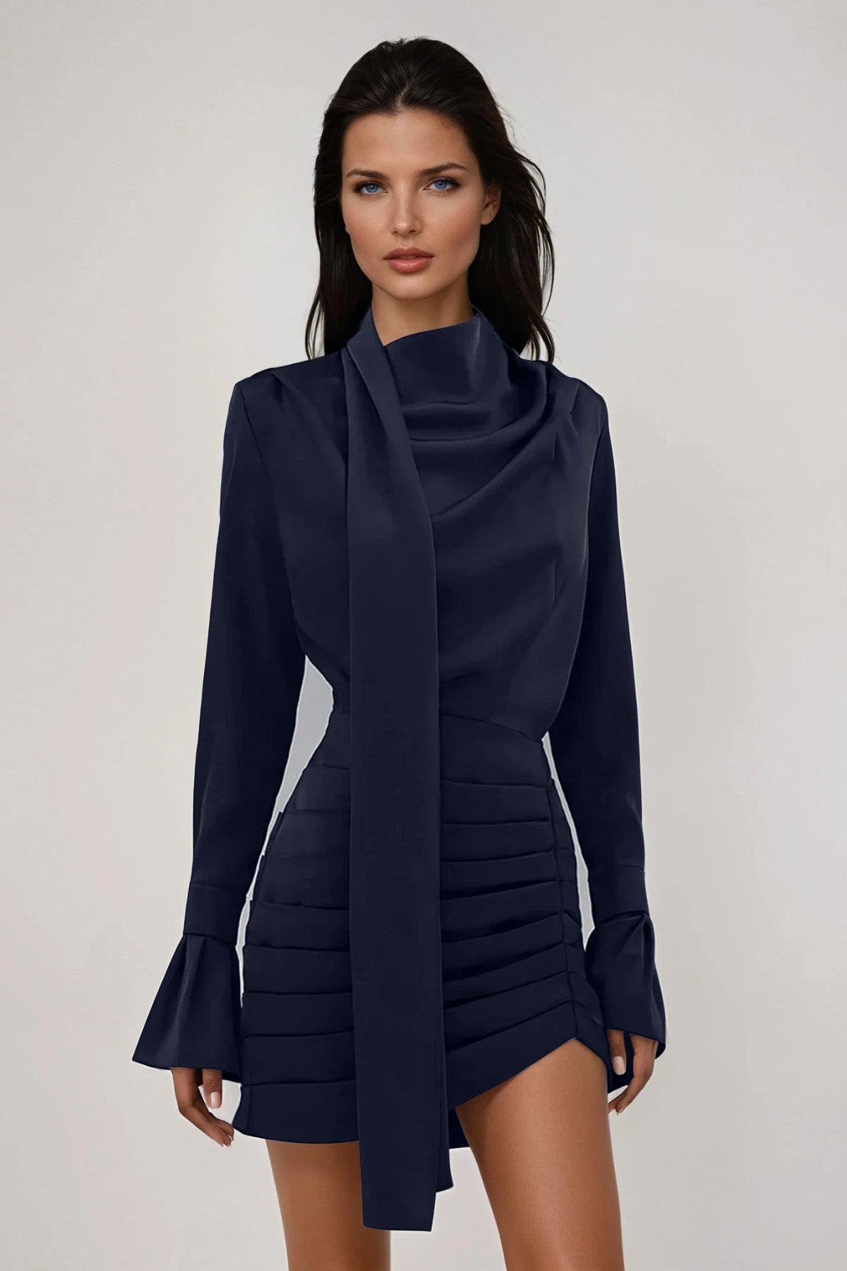 Winslow | Robe Courte en Satin Froncé Avec Col Écharpe pour Femme